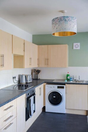Cookware/dishes/utensils - Cozy M16 Apartment: Home Away From Home (Greater Manchester)