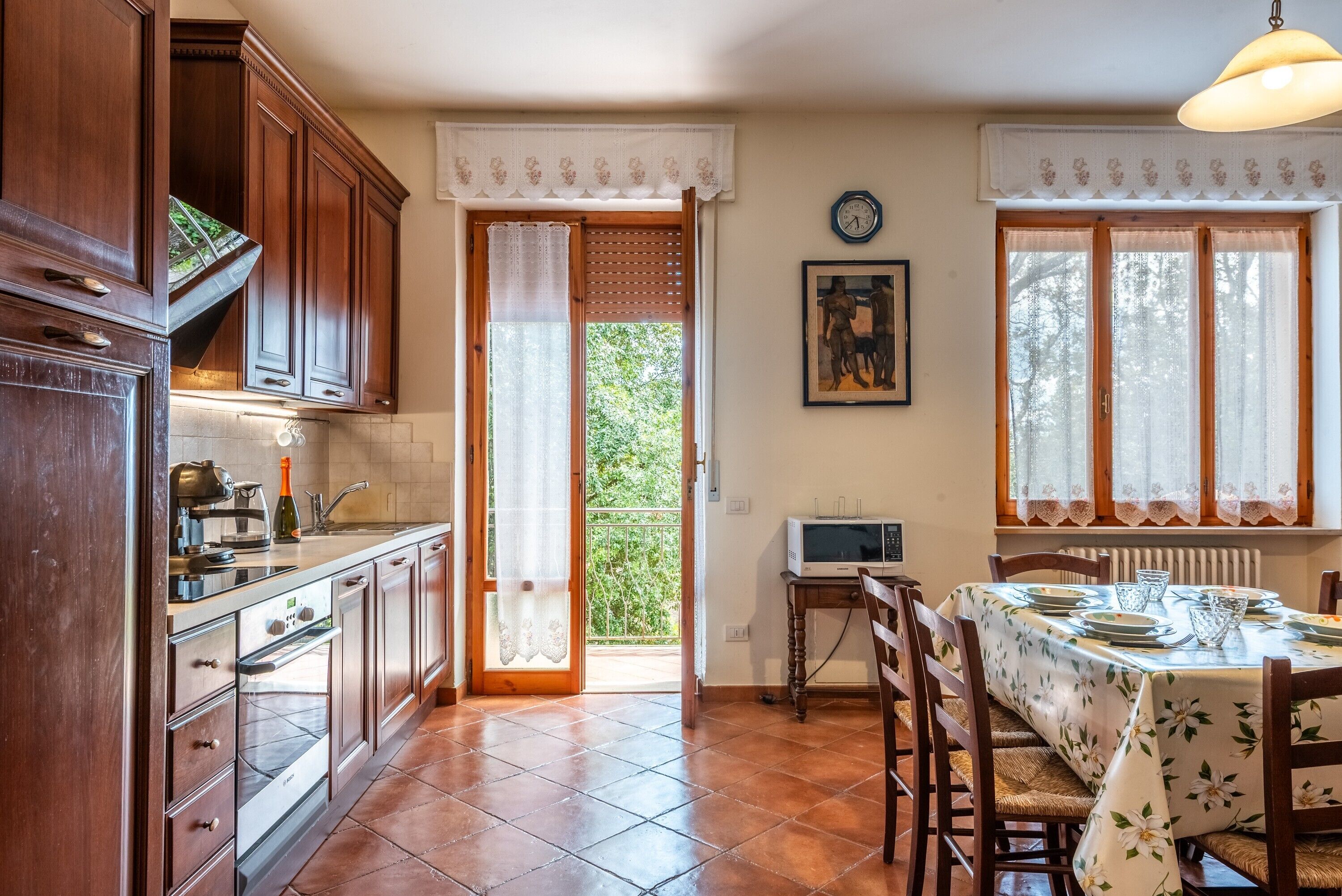 Frigorífico, microondas, horno y placa de cocina