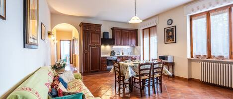 TV, fireplace, DVD player, stereo