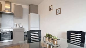 Fridge, stovetop, toaster - Central Manchester Apartment: Modern 2-Bed with Great Amenities (Greater Manchester)