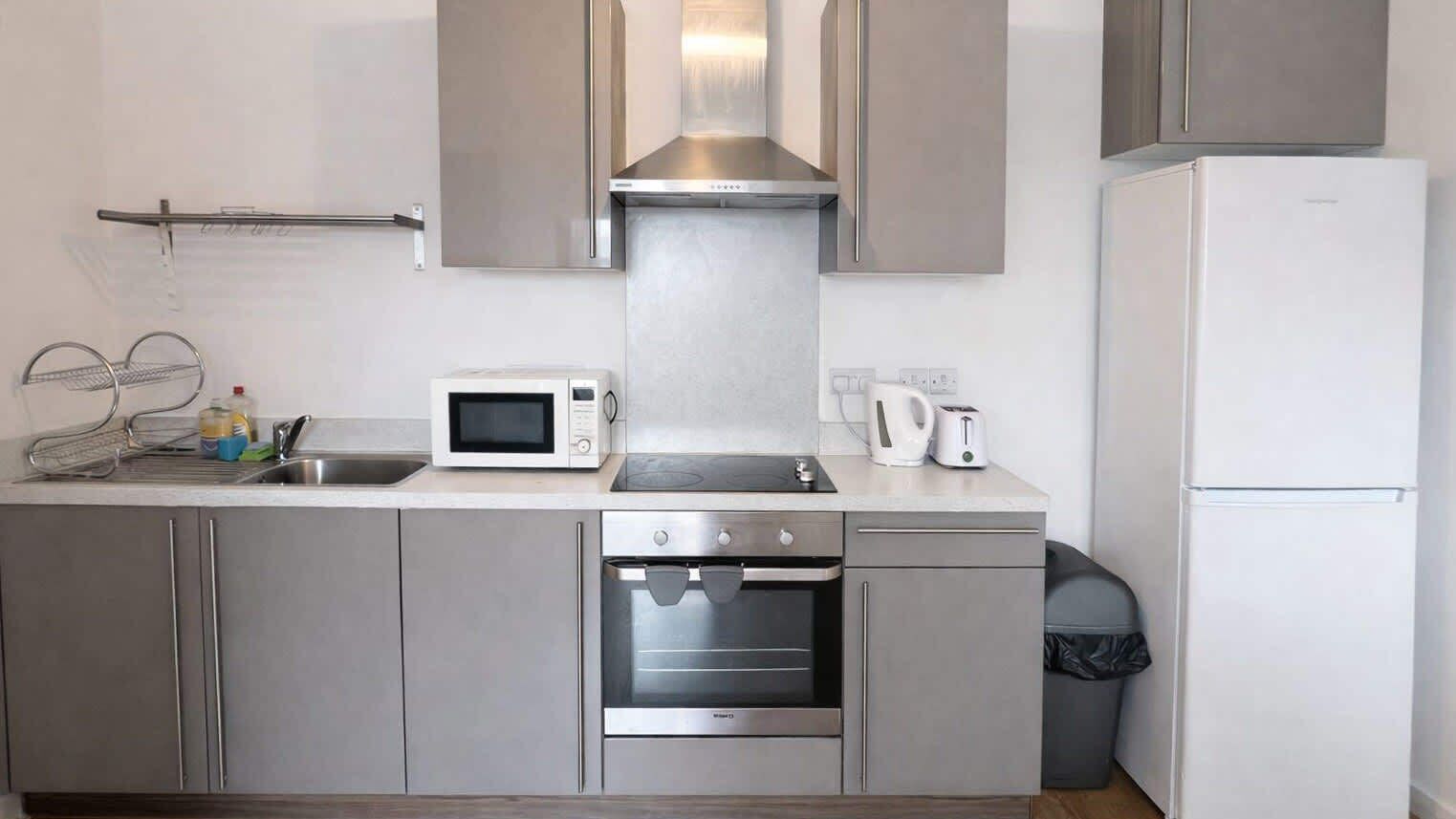 Réfrigérateur, plaque de cuisson, grille-pain