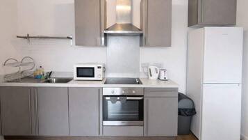 Réfrigérateur, plaque de cuisson, grille-pain