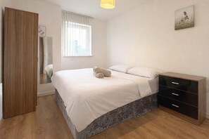 2 bedrooms, iron/ironing board, WiFi, bed sheets - Central Manchester Apartment: Modern 2-Bed with Great Amenities (Greater Manchester)