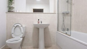 Ein Badezimmer mit Toilette, Waschbecken und Dusche.