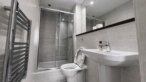 Shower, hair dryer - Manchester Gem 2-Bed Apartment with Ensuite (Greater Manchester)