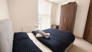 2 bedrooms, iron/ironing board, WiFi, bed sheets - Manchester Gem 2-Bed Apartment with Ensuite (Greater Manchester)