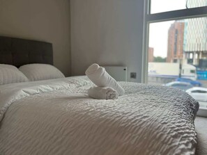 Tabla de planchar con plancha, wifi y ropa de cama 