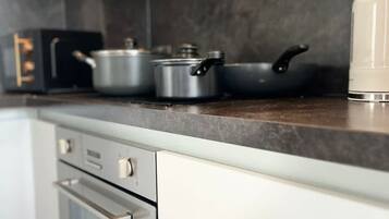 Fridge, oven, stovetop, cookware/dishes/utensils