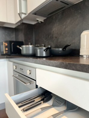 Refrigerador, horno, parrilla de estufa y utensilios de cocina 