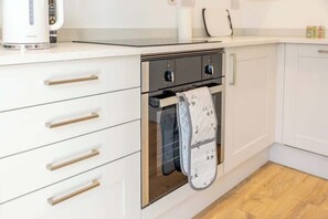 Oven, cookware/dishes/utensils - Manchester Family Home: 3 Bedrooms, Close to City (Greater Manchester)