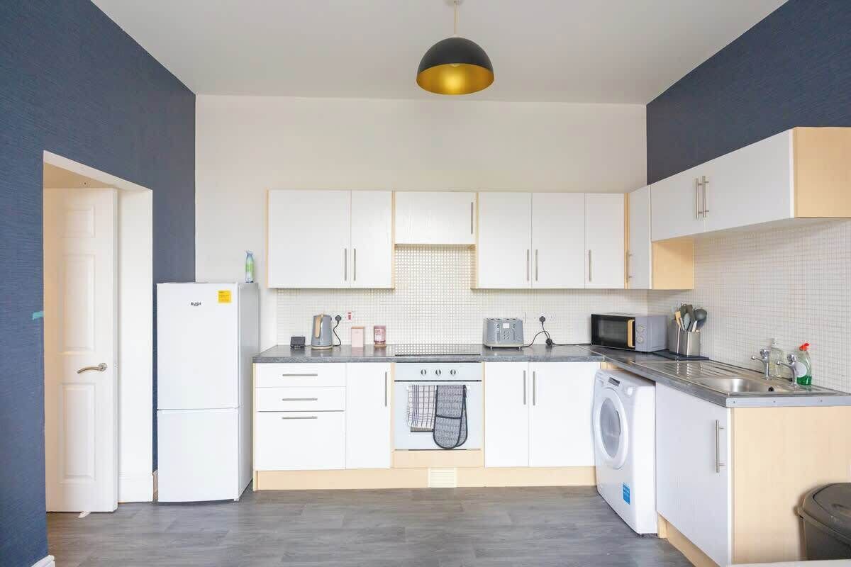 Cookware/dishes/utensils