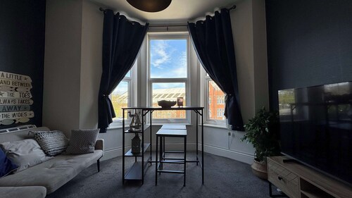 Chorlton Apartment: 2 Beds, Free WiFi & Kitchen