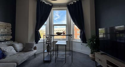 Chorlton Apartment: 2 Beds, Free WiFi & Kitchen