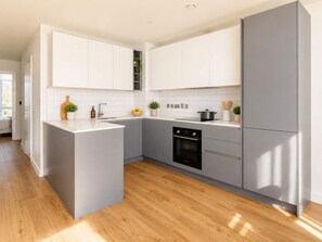 Fridge, oven, stovetop, dishwasher - Stylish 3-Bed Apartment near Victoria (Greater Manchester)