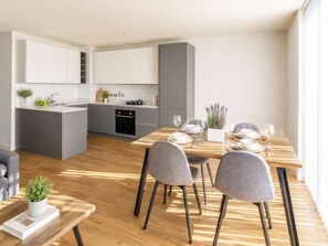 Dining - Stylish 3-Bed Apartment near Victoria (Greater Manchester)