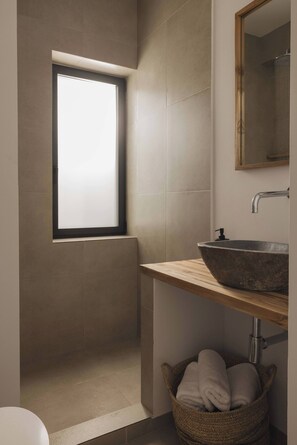 Douche, séchoir à cheveux, serviettes fournies, shampooing