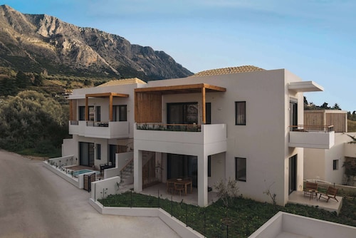 Orea – Modern Ground-Floor Apartment with Private Terrace in the Heart of Paleros