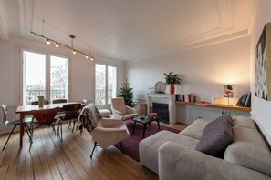 TV - CANAL ST MARTIN, PARIS VIEW, ATTRACTIONS 30–60 days ahead? Private offer ART-VAp (Paris)