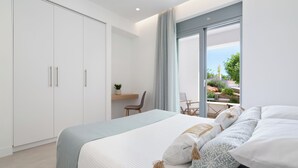 A bedroom with a bed, a desk, and a view of the outdoors. - Le Mont Blanc (Kounoupidiana)
