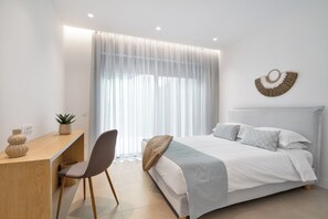 Appartamento Comfort, vista mare | Una scrivania, postazione laptop, tende oscuranti, insonorizzazione