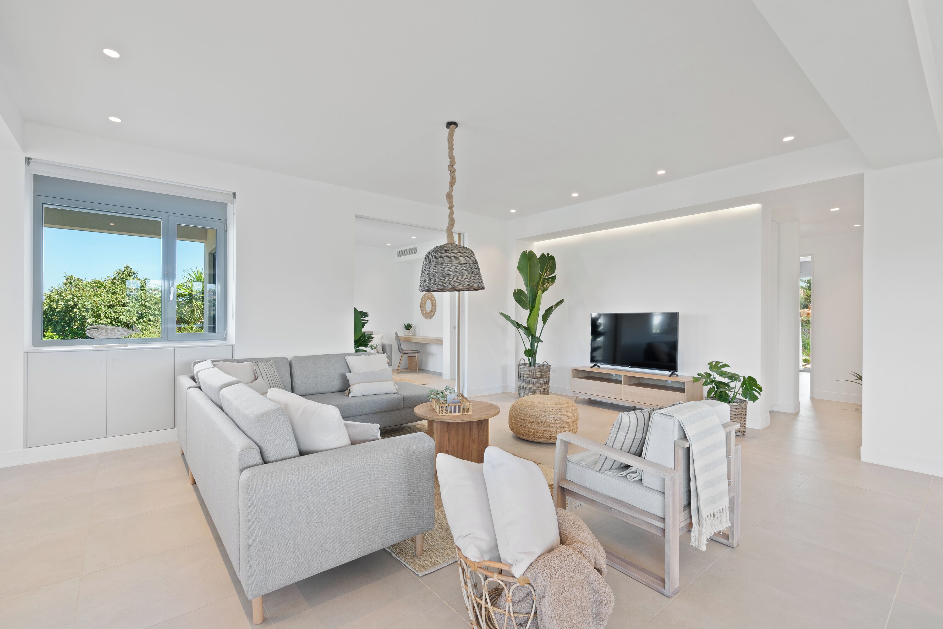 Luxury-Apartment, Meerblick | Wohnbereich | 50-Zoll-Smart-TV mit Digitalempfang, Netflix, Streaming-Dienste