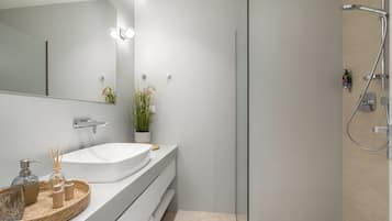 Comfort-Apartment, Meerblick | Badezimmer | Kostenlose Toilettenartikel, Haartrockner, Hausschuhe, Handtücher