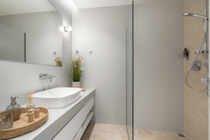 Comfort Apartment, Sea View | Bathroom | Free toiletries, hair dryer, slippers, towels - Le Mont Blanc  (Kounoupidiana)