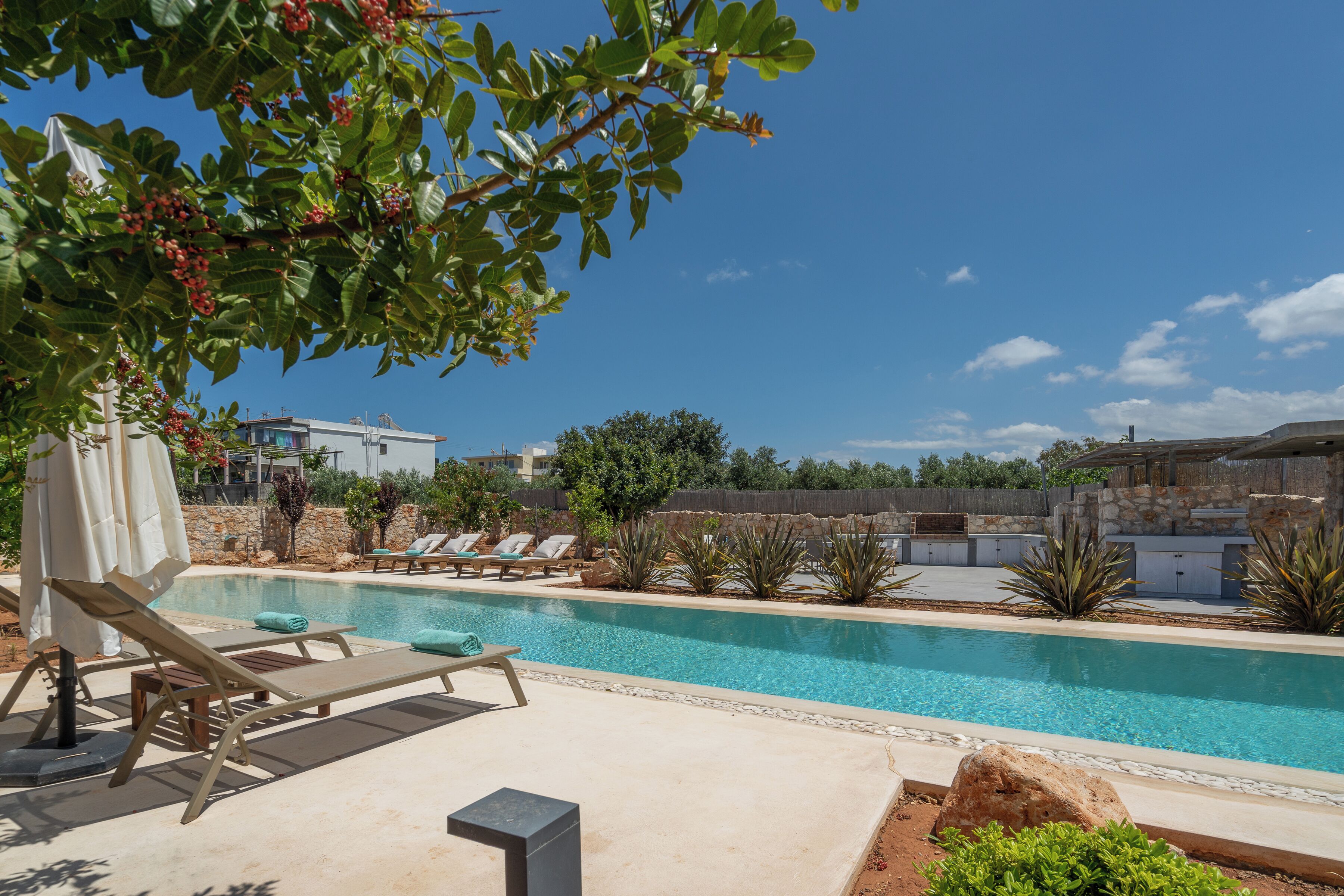 สระว่ายน้ำกลางแจ้ง