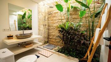Design-Villa, 2 Schlafzimmer, eigener Pool | Badezimmer | Dusche, kostenlose Toilettenartikel, Haartrockner, Handtücher