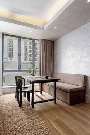 Dining - Cape Town's luxury 1-bedroom, City and Table Mountain Views, Pool (Cape Town)