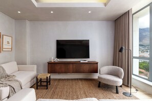 TV - Cape Town's luxury 1-bedroom, City and Table Mountain Views, Pool (Cape Town)