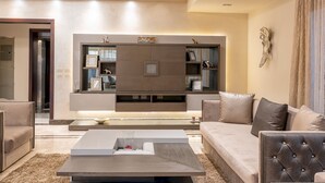 Una sala de estar moderna con sofá, mesa de centro y mueble empotrado para entretenimiento.