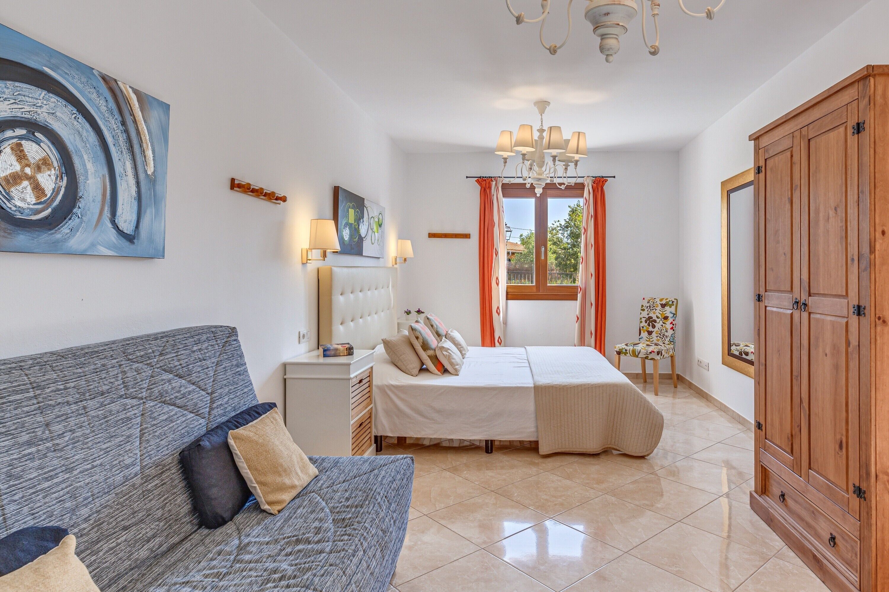 Tabla de planchar con plancha, wifi y ropa de cama 