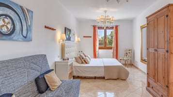 Tabla de planchar con plancha, wifi y ropa de cama