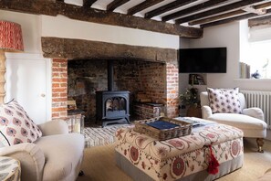 Smart TV, fireplace, offices - A charming Grade II listed holiday home in Petworth, recently remodelled with original beams, 3 bedrooms, 2 bathrooms a modern kitchen, cosy living space, and a large garden with pergola seating. (Petworth)