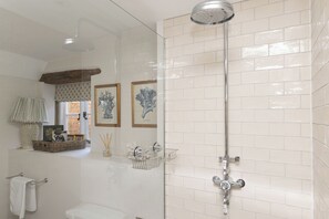 Hair dryer, towels - A charming Grade II listed holiday home in Petworth, recently remodelled with original beams, 3 bedrooms, 2 bathrooms a modern kitchen, cosy living space, and a large garden with pergola seating. (Petworth)