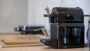 Una máquina de café Nespresso sobre una encimera de cocina.