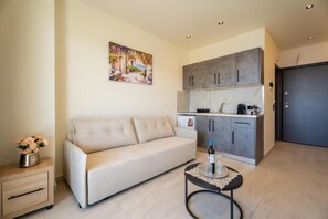 Apartamento, 1 cama de casal e sofá-cama, para não fumantes, banheiro privativo | Área de estar | TV