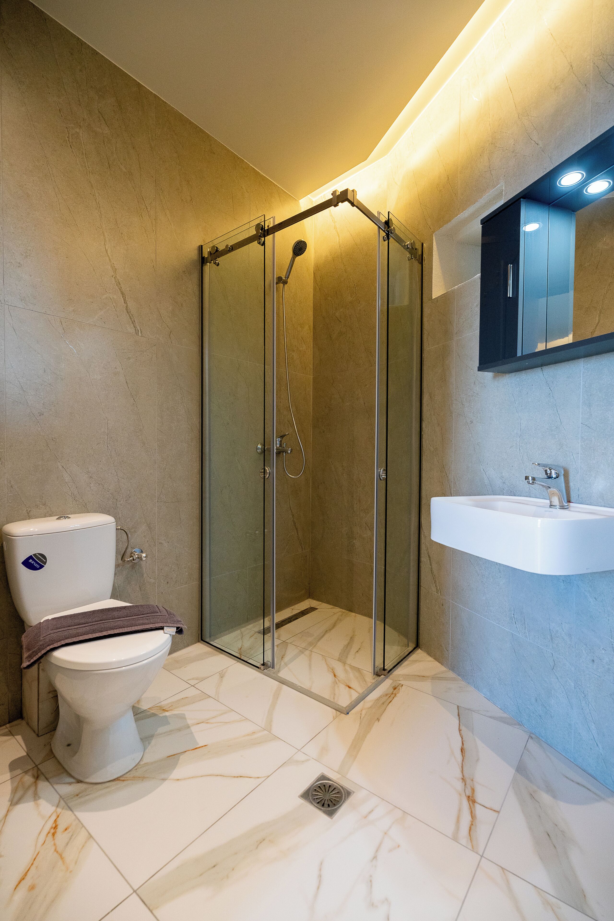 Dusche, kostenlose Toilettenartikel, Haartrockner, Hausschuhe