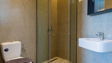 Regadera, amenidades de baño gratuitas, secadora de cabello, pantuflas