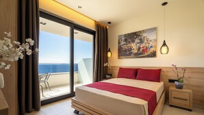 Quarto de hotel moderno com uma cama grande, varanda com vista e uma pintura na parede.