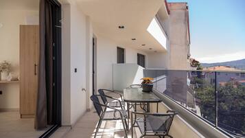 Departamento, vista al mar | Restaurante al aire libre