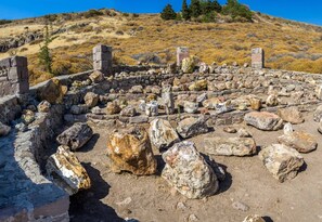 Un sitio arqueológico con ruinas de piedra y rocas dispersas.