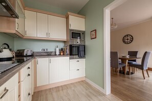 Wasserkocher mit Kaffee-/Teezubehör, Kühlschrank, Mikrowelle, Ofen