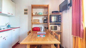 Fridge, microwave, coffee/tea maker, electric kettle - Nice studio apartment in the mountains - sleeps 4 - balcony (Chamrousse)