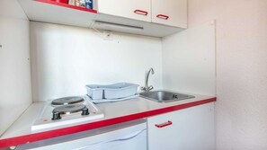 Fridge, microwave, coffee/tea maker, electric kettle - Nice studio apartment in the mountains - sleeps 4 - balcony (Chamrousse)