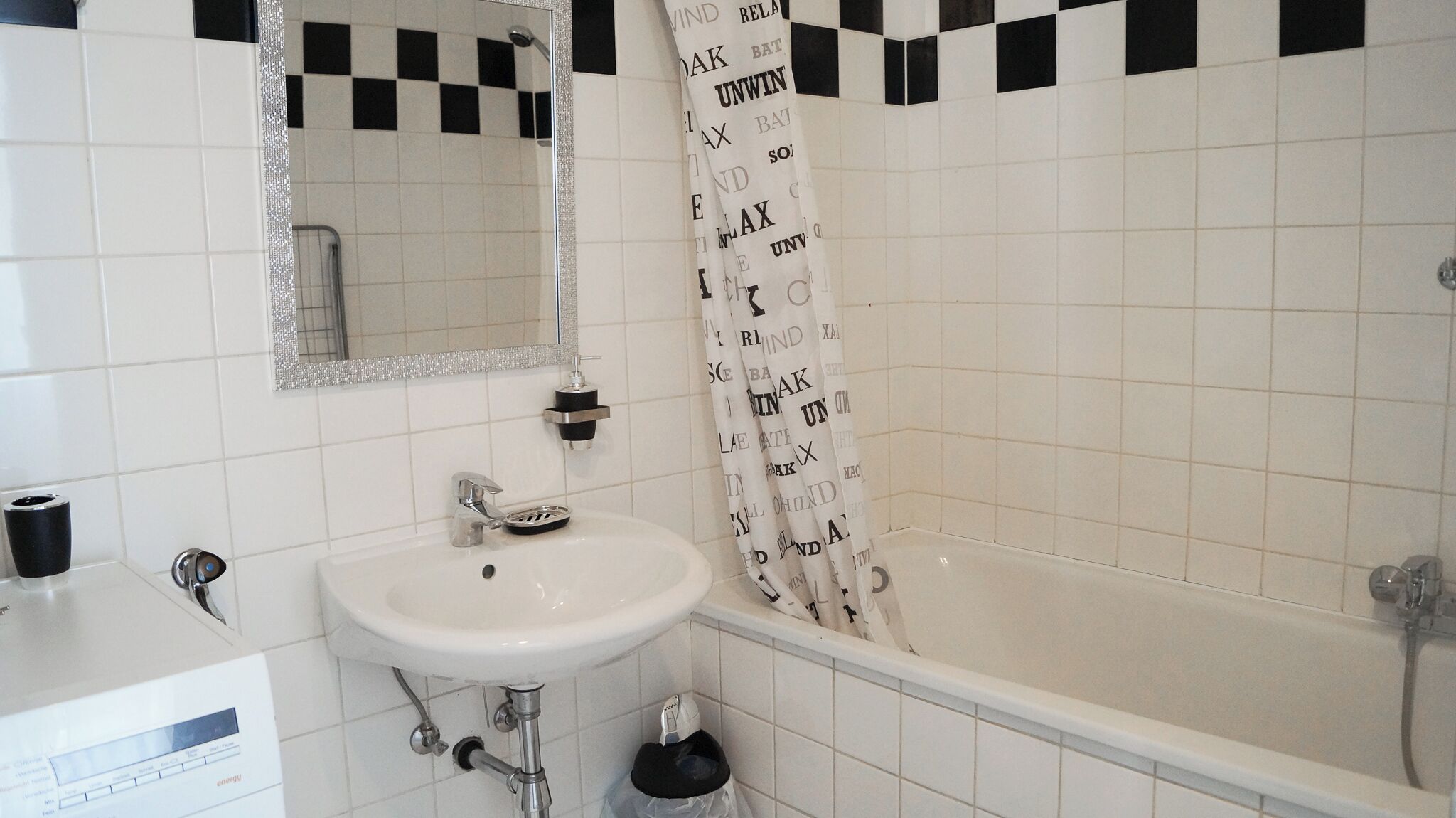 Basic-Apartment | Badezimmer | Duschwanne, kostenlose Toilettenartikel, Haartrockner, Handtücher