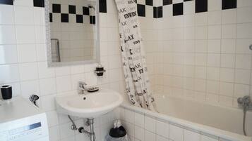 Basic-Apartment | Badezimmer | Duschwanne, kostenlose Toilettenartikel, Haartrockner, Handtücher