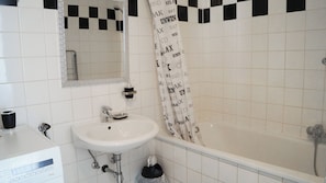 Basic-Apartment | Badezimmer | Duschwanne, kostenlose Toilettenartikel, Haartrockner, Handtücher