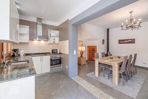 Fridge, microwave, oven, stovetop - Beautiful Home in the Heart of Mallorca with Air Conditioning and Wi-Fi (Petra)